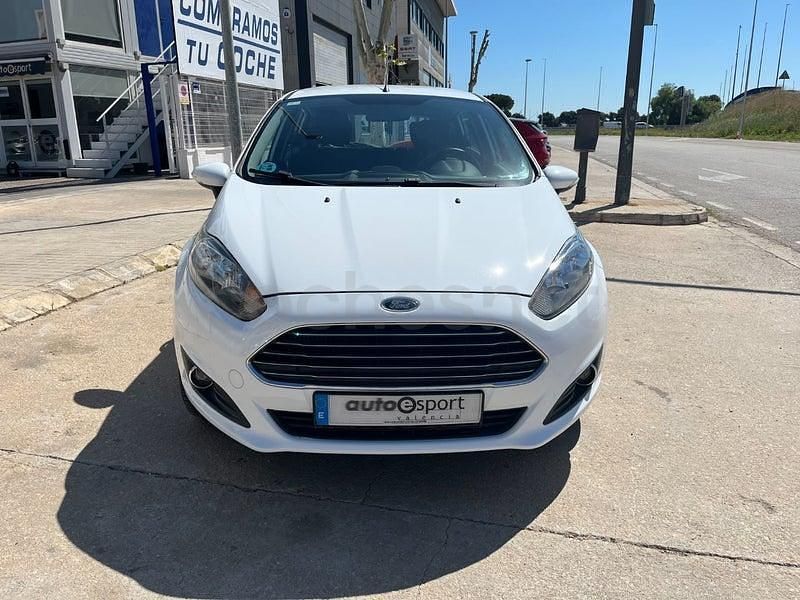 Usado Ford Fiesta Trend 75 CV (55 kW) 2016 Blanco Utilitario