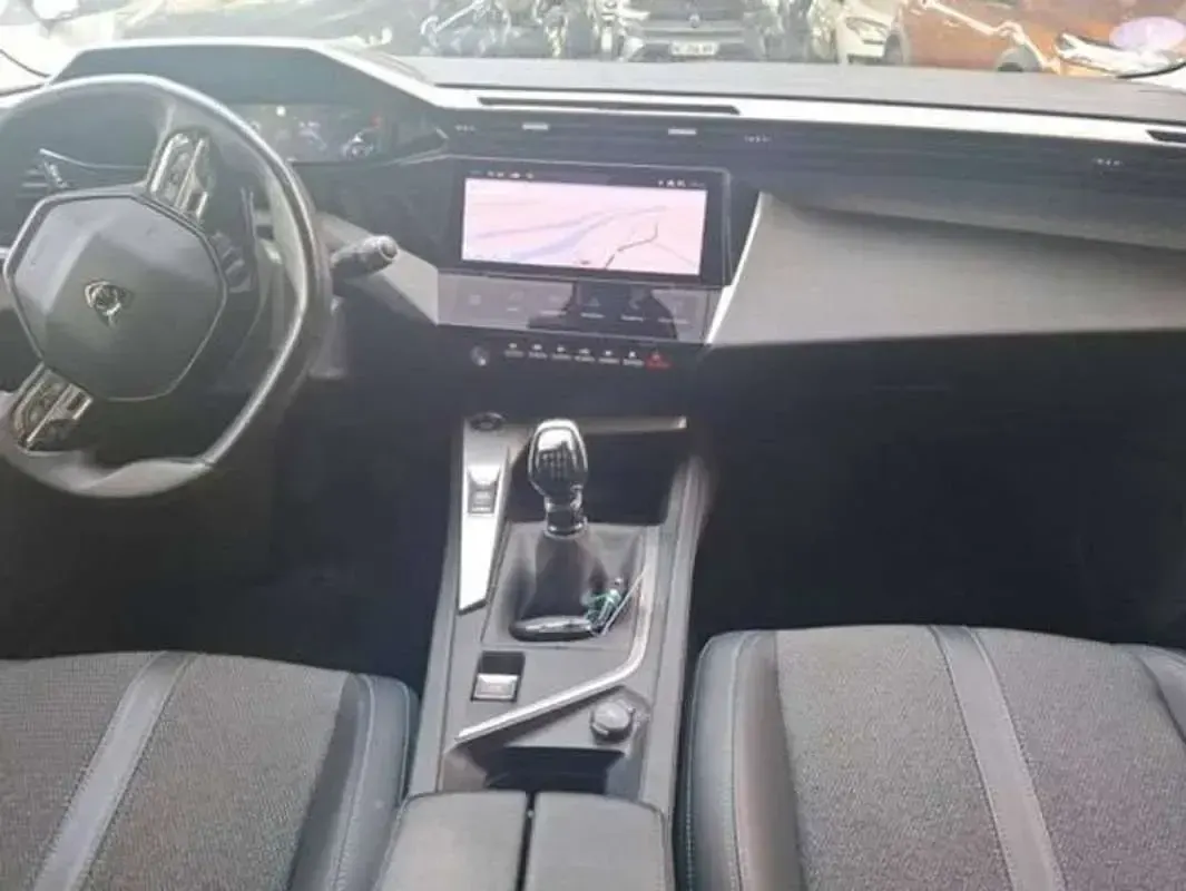 Usado Peugeot 308 Allure 131 CV (96 kW) 2023 Negro Familiar
