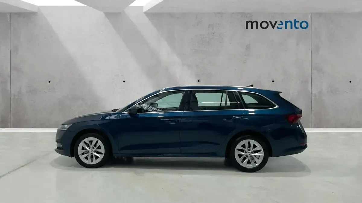 Usado Skoda Octavia Selection 150 CV (110 kW) 2023 Azul Familiar