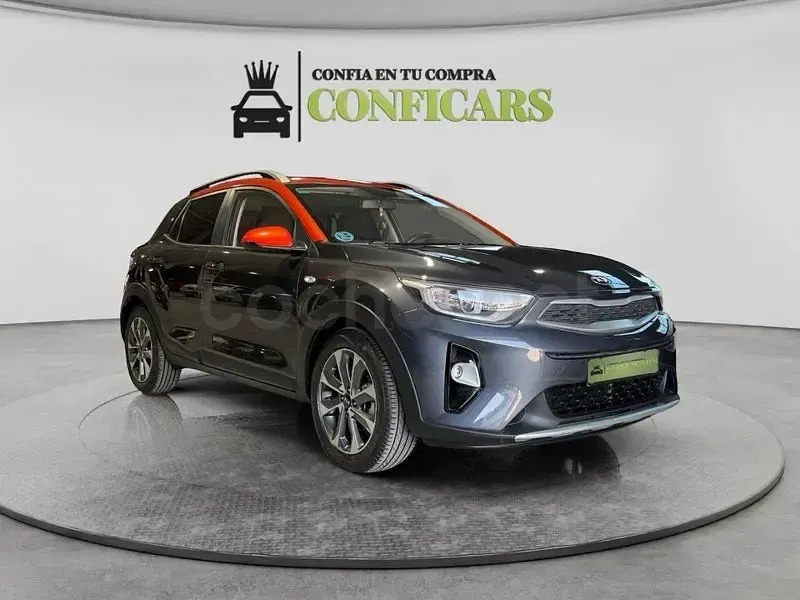 Usado Kia Stonic 120 CV (88 kW) 2018 Gris / plata SUV