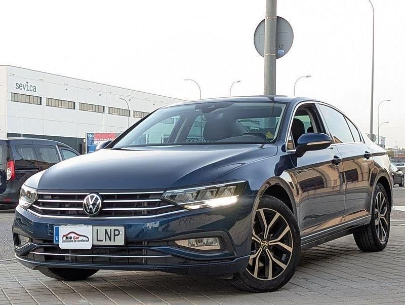 Azul Usado 2021 VW Passat Executive Berlina | 18.950 € (Precio justo) - Imagen 1/4