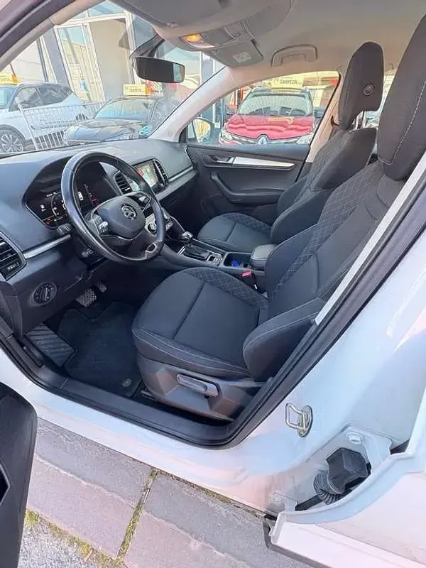 Usado Skoda Karoq Ambition 150 CV (110 kW) 2021 Blanco SUV