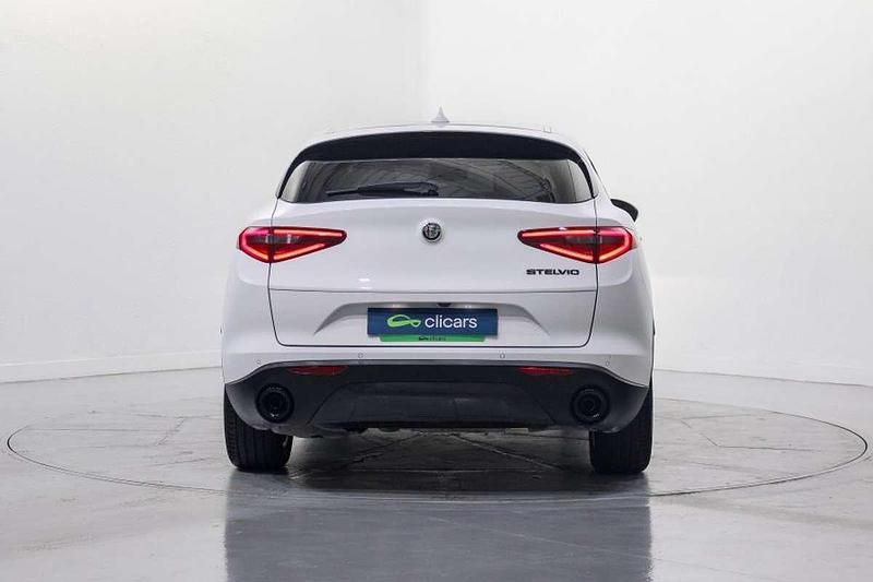 Usado Alfa Romeo Stelvio Sprint 190 CV (139 kW) 2021 Blanco SUV