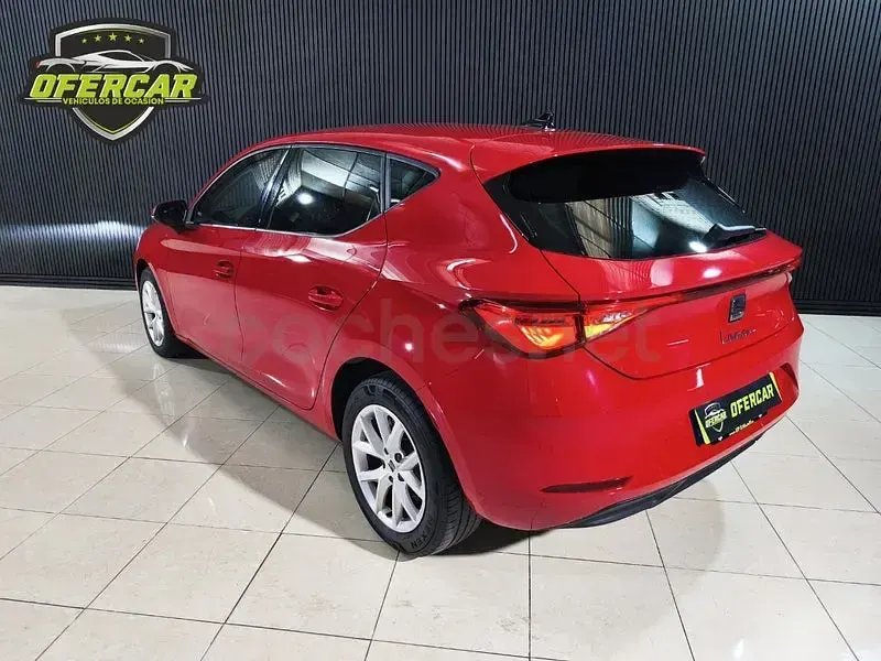 Usado Seat Leon Style 150 CV (110 kW) 2022 Rojo Berlina