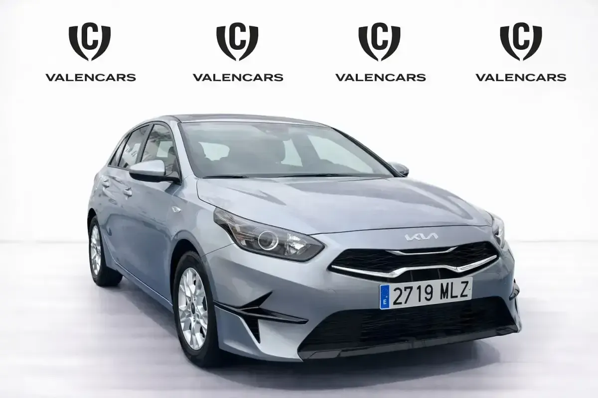 Usado Kia Ceed 120 CV (88 kW) 2024 Gris / plata Utilitario