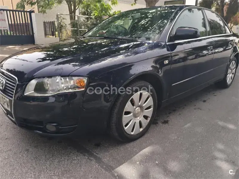 Usado Audi A4 140 CV (102 kW) 2005 Azul Berlina