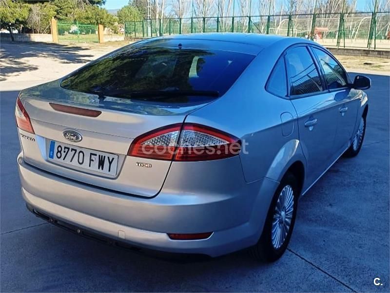 Usado Ford Mondeo Trend 125 CV (91 kW) 2007 Gris / plata Berlina