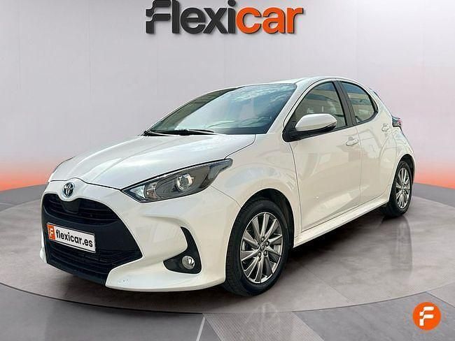 Usado Toyota Yaris Hybrid Active 116 CV (85 kW) 2024 Blanco Berlina