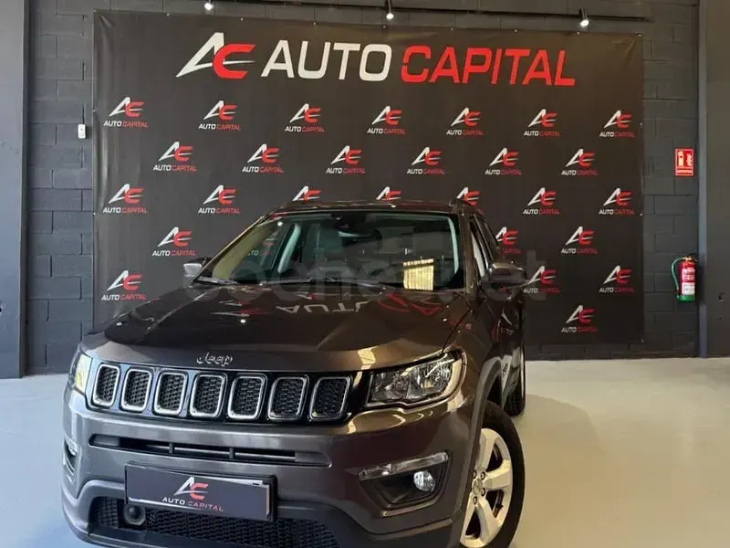 Usado Jeep Compass Longitude 120 CV (88 kW) 2019 Gris / plata SUV