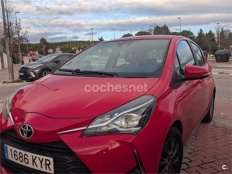Usado Toyota Yaris Active 69 CV (50 kW) 2019 Rojo Berlina