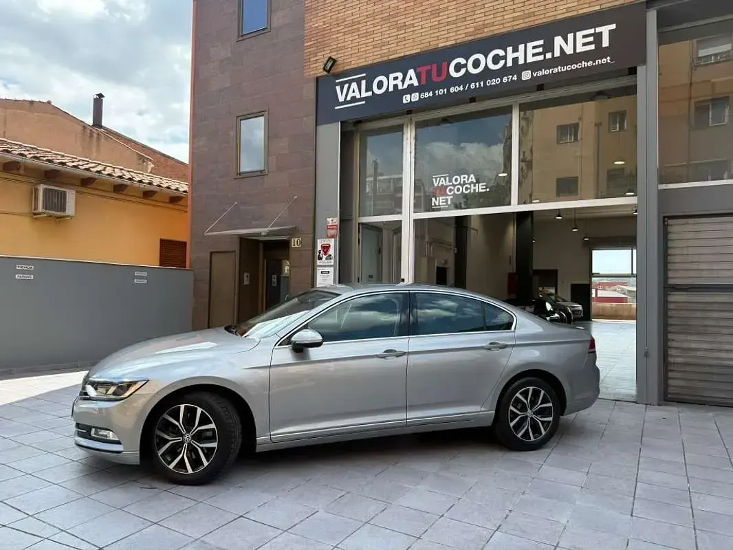 Usado VW Passat Advance 150 CV (110 kW) 2015 Gris Berlina