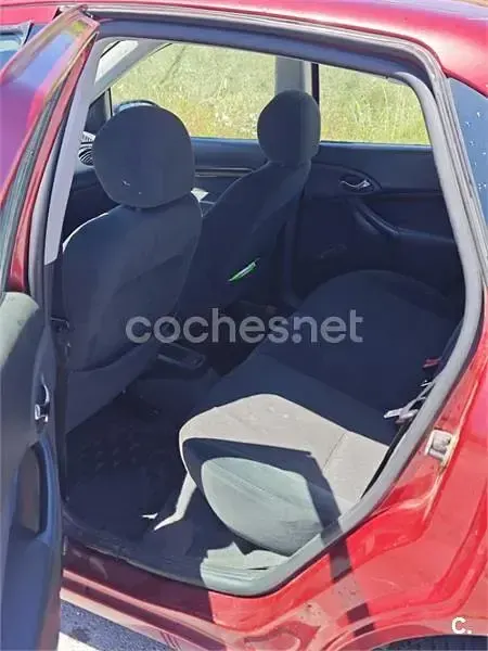 Begagnad Ford Focus Ghia 100 HK (73 kW) 2000 Röd Sedan