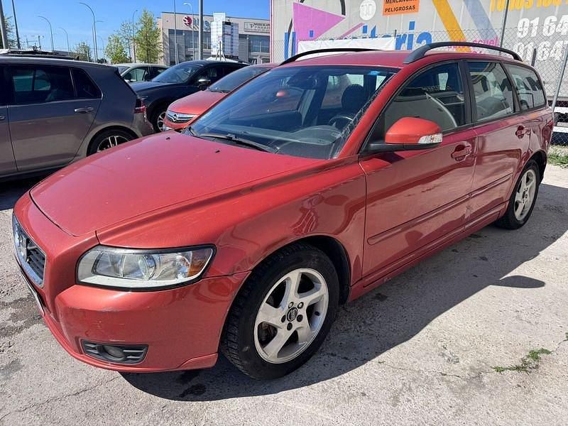 Usado Volvo V50 Kinetic 150 CV (110 kW) 2011 Rojo Familiar