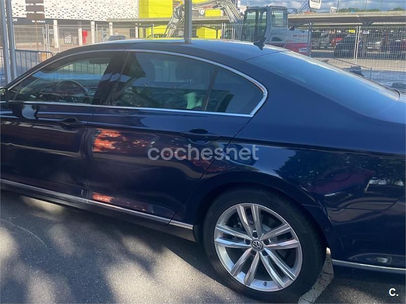 Azul Usado 2015 VW Passat Sportline Berlina | 23.000 € (Caro) - Imagen 1/4