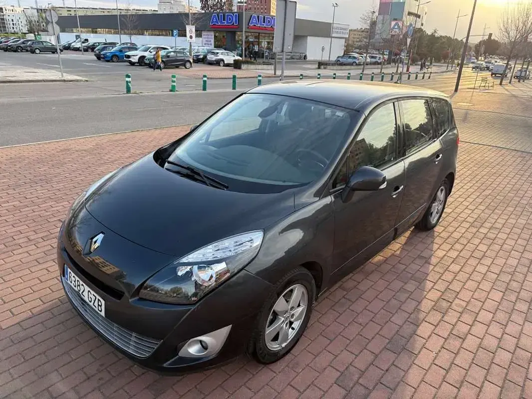 Usado Renault Scenic E-Tech Dynamique 131 CV (96 kW) 2010 Marrón Monovolumen
