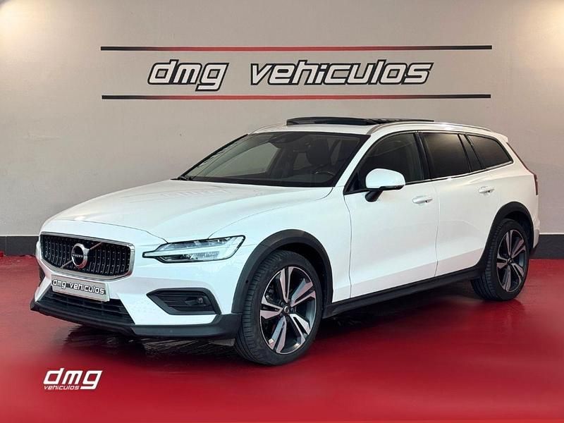 Blanco Usado 2020 Volvo V60 CC Pro Familiar | 23.990 € (Buen precio) - Imagen 1/4