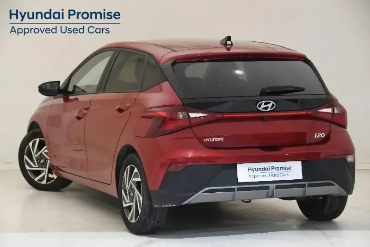 Usado Hyundai i20 100 CV (73 kW) 2025 Granate Utilitario