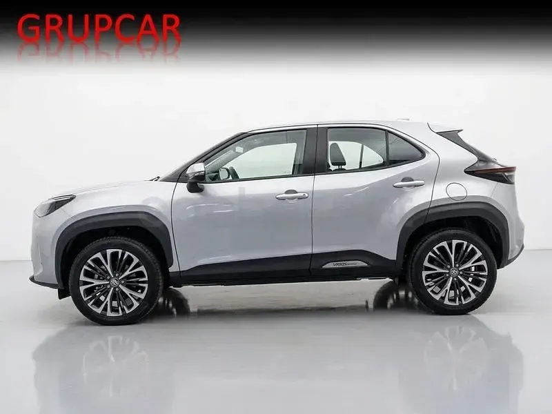 Usado Toyota Yaris Cross Plus 116 CV (85 kW) 2022 Gris / plata SUV