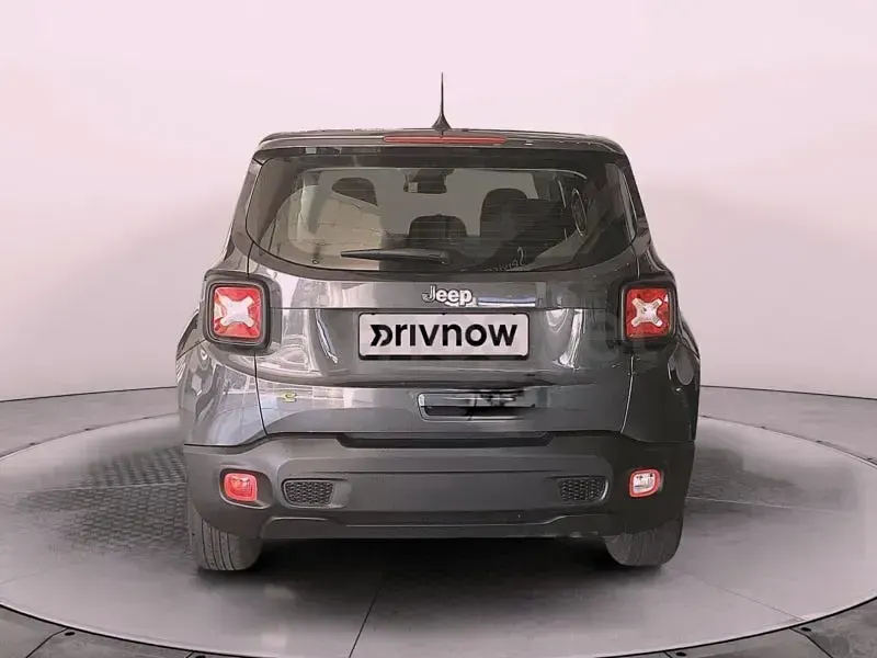 Usado Jeep Renegade Longitude 130 CV (95 kW) 2023 Gris / plata SUV