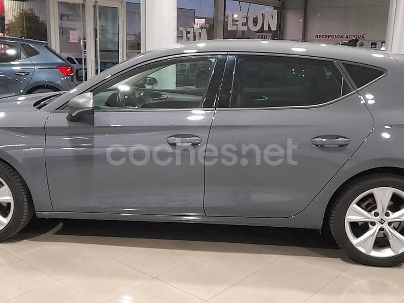 Usado Seat Leon FR 150 CV (110 kW) 2024 Gris / plata Berlina