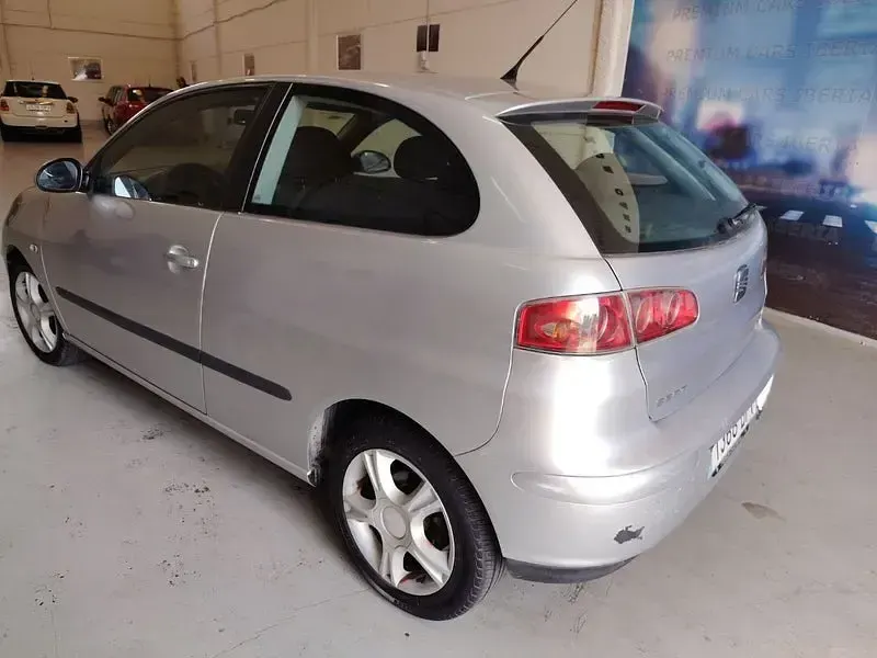 Usado Seat Ibiza Sport 100 CV (73 kW) 2005 Gris / plata Utilitario