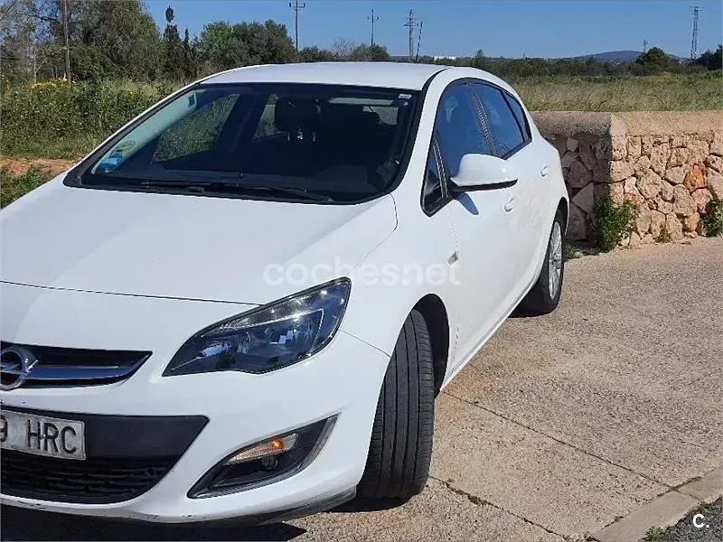 Usado Opel Astra Selective 110 CV (80 kW) 2013 Blanco Berlina