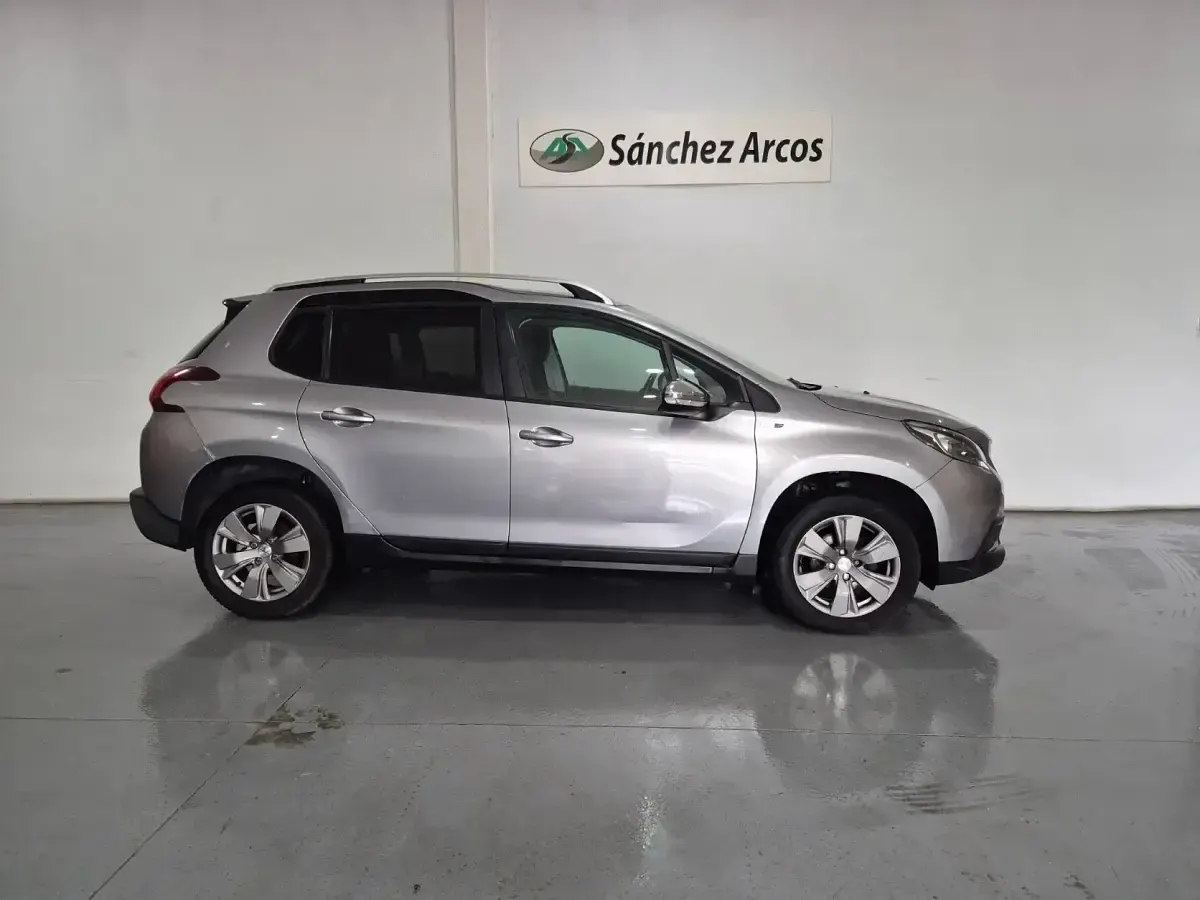 Usado Peugeot 2008 Style 100 CV (73 kW) 2017 Gris SUV