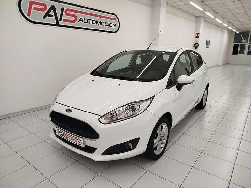 Blanco Usado 2016 Ford Fiesta Trend Utilitario | 8990 € (Precio justo) - Imagen 1/4