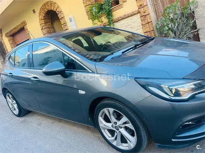 Usado Opel Astra Dynamic 110 CV (80 kW) 2017 Gris / plata Berlina
