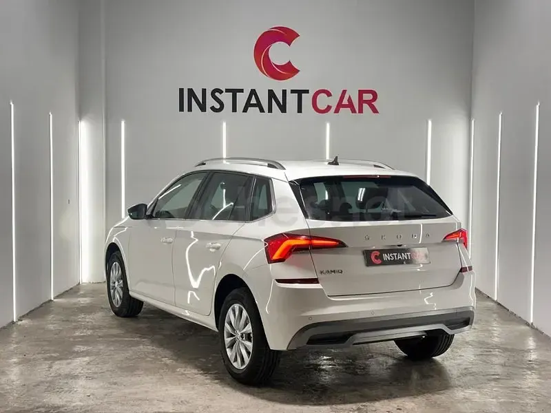 Usado Skoda Kamiq Ambition 110 CV (80 kW) 2021 Blanco SUV