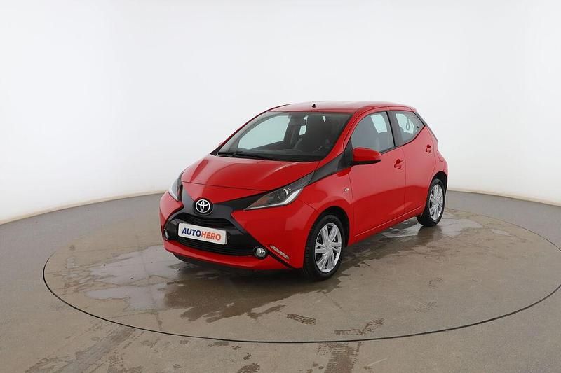 Usado Toyota Aygo X-play 70 CV (51 kW) 2016 Rojo Utilitario