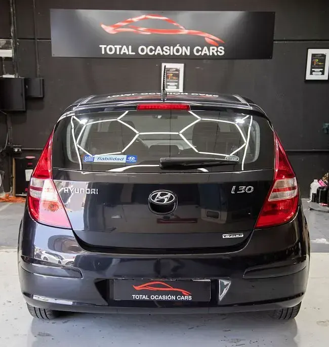 Usado Hyundai i30 Comfort 89 CV (65 kW) 2009 Negro