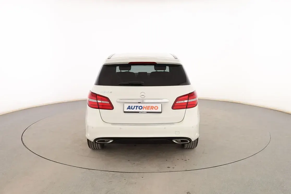 Usado Mercedes B200 AMG line 136 CV (100 kW) 2018 Blanco Monovolumen