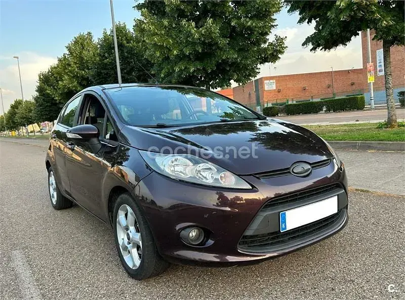 Usado Ford Fiesta Ambiente 68 CV (50 kW) 2010 Granate Berlina