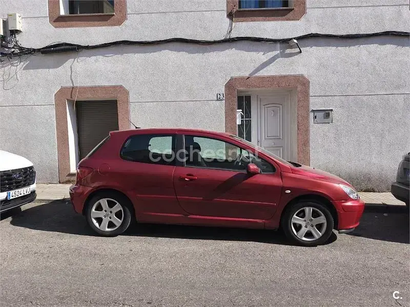 Usado Peugeot 307 110 CV (80 kW) 2001 Rojo Utilitario