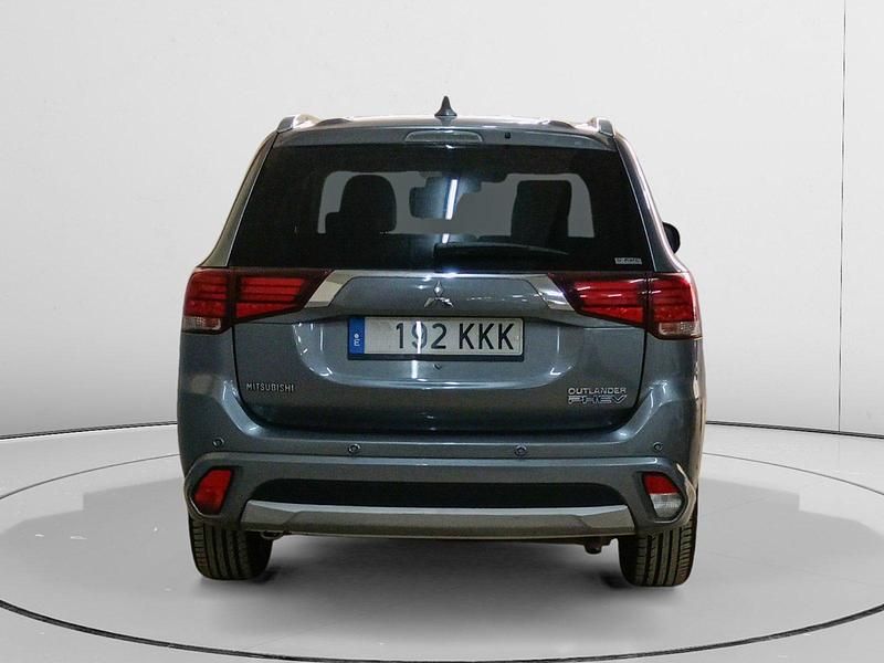 Usado Mitsubishi Outlander P-HEV 203 CV (149 kW) 2015 Gris SUV