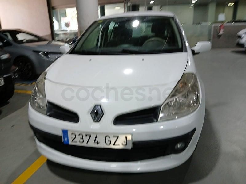 Usado Renault Clio II Privilege 105 CV (77 kW) 2007 Blanco Berlina