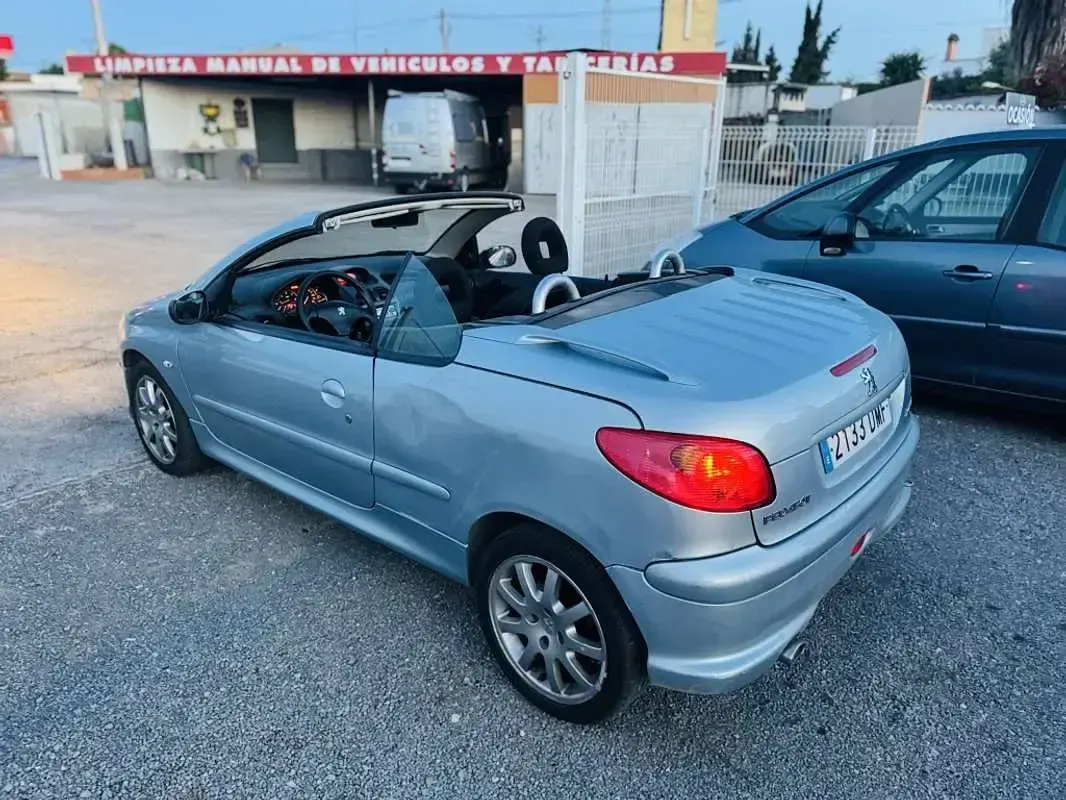 Usado Peugeot 206 69 CV (50 kW) 2006 Gris Utilitario