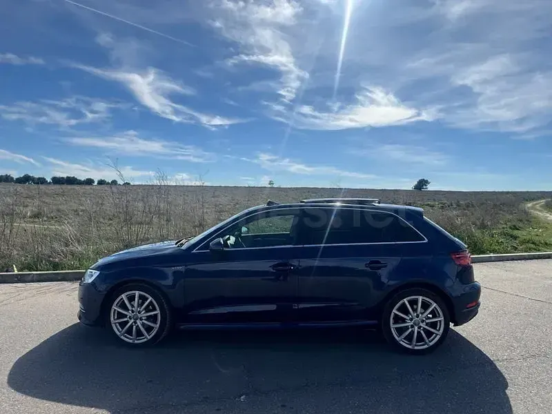 Usado Audi A3 Ambition 110 CV (80 kW) 2015 Azul Berlina