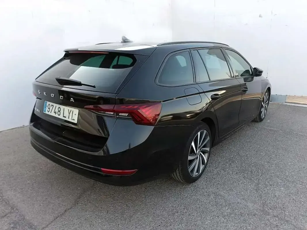 Usado Skoda Octavia Sport 150 CV (110 kW) 2022 Negro Familiar