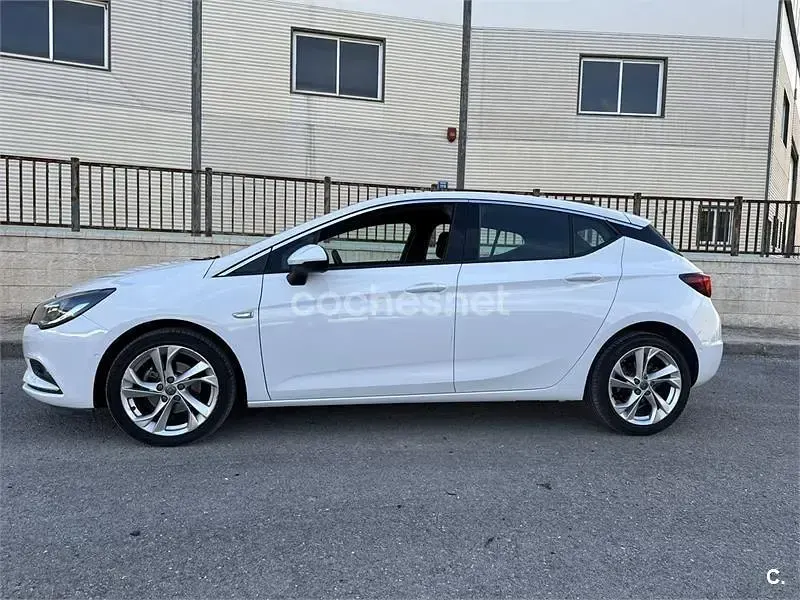 Usado Opel Astra Dynamic 110 CV (80 kW) 2017 Blanco Berlina
