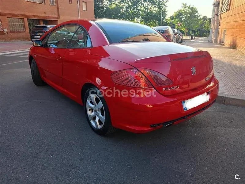 Usado Peugeot 307 CC 138 CV (101 kW) 2006 Rojo Descapotable