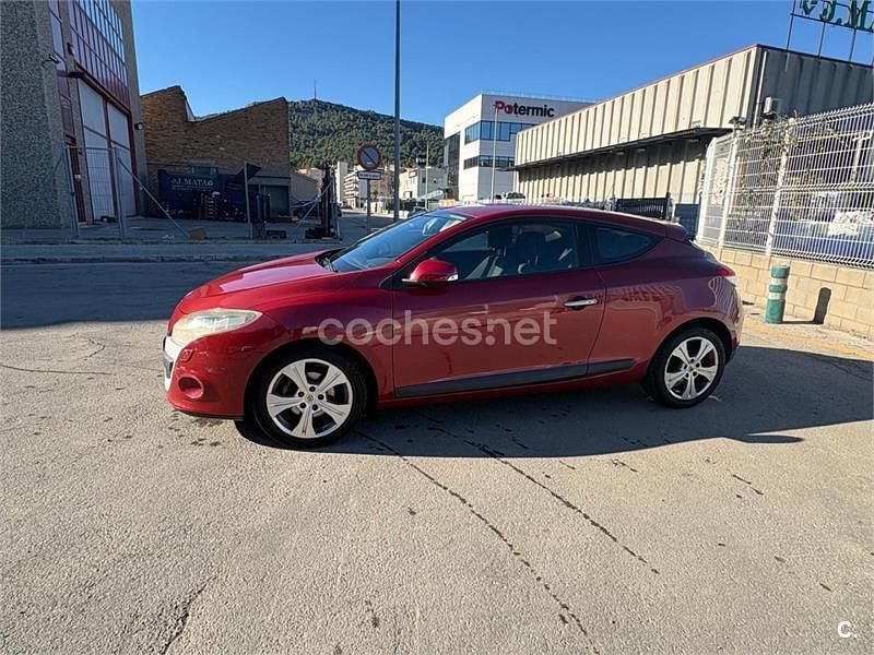 Usado Renault Mégane Dynamique 105 CV (77 kW) 2011 Granate Berlina