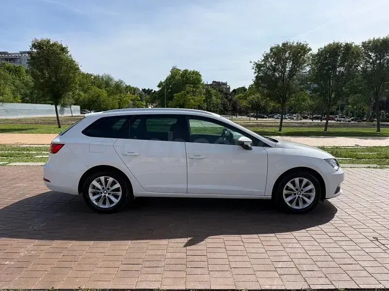 Usado Seat Leon Style 115 CV (84 kW) 2020 Blanco Familiar