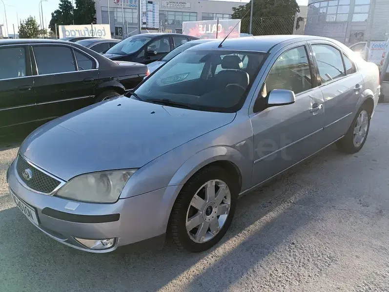 Usado Ford Mondeo Ghia 140 CV (102 kW) 2004 Gris / plata Berlina
