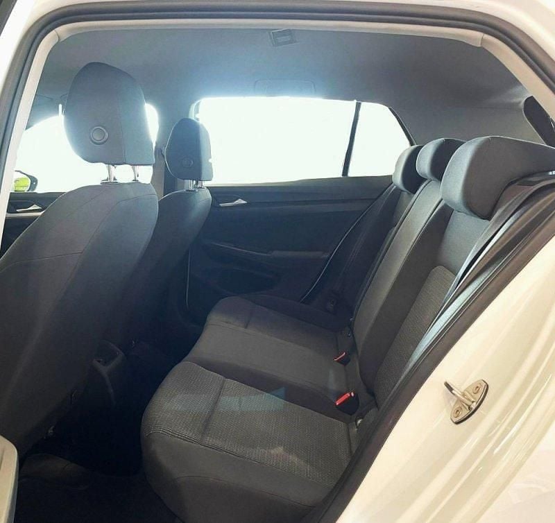 Usado VW Golf VIII Trendline 110 CV (80 kW) 2022 Blanco puro Utilitario