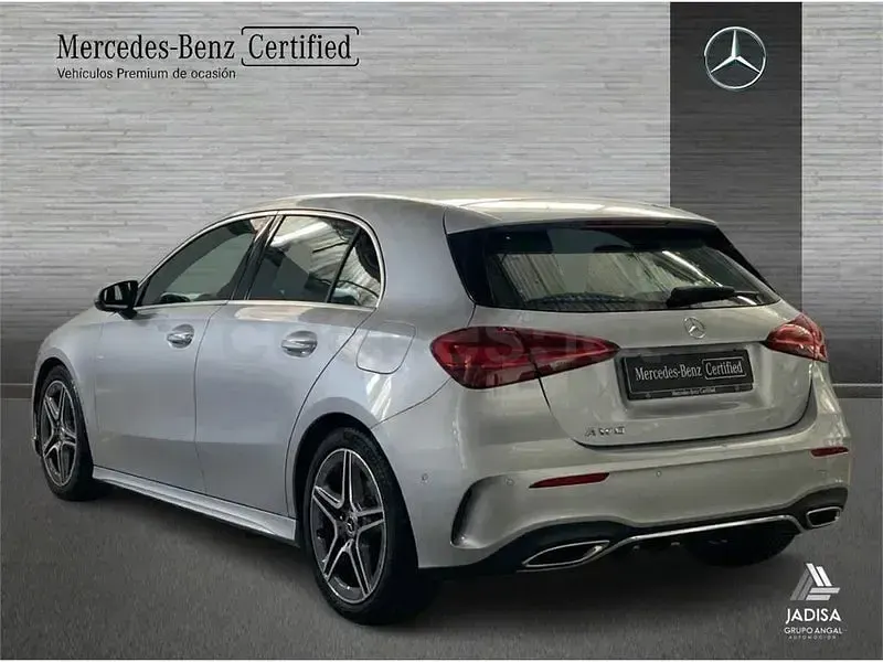 Usado Mercedes A180 136 CV (100 kW) 2025 Gris / plata Berlina