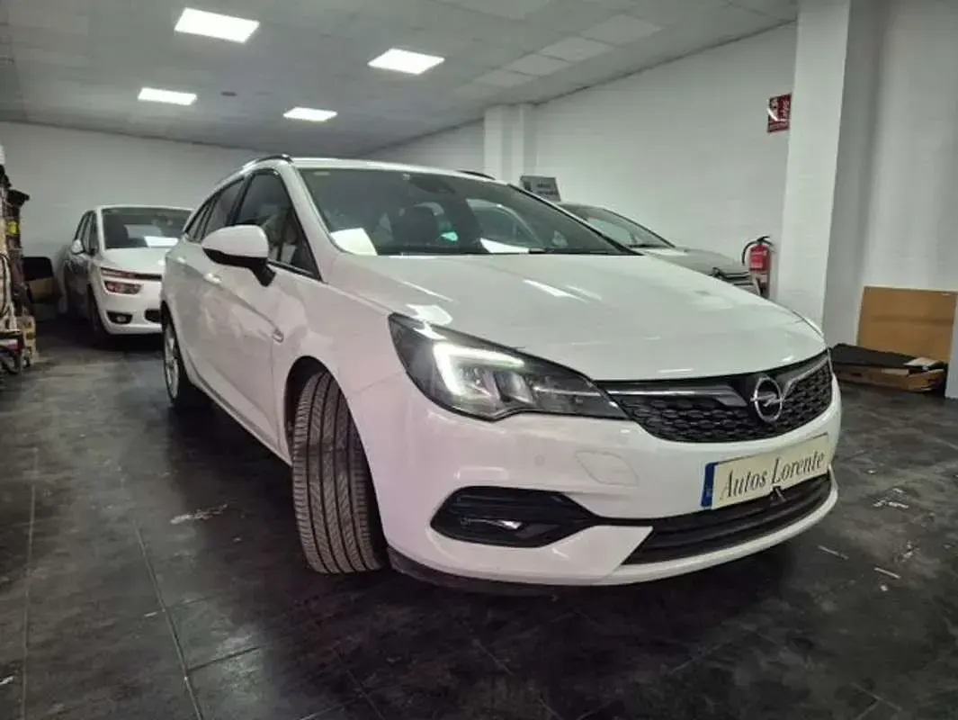 Usado Opel Astra 122 CV (89 kW) 2020 Blanco Familiar