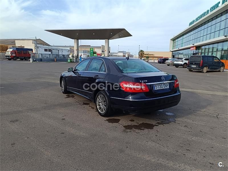 Usado Mercedes E220 Elegance 170 CV (125 kW) 2009 Azul Berlina