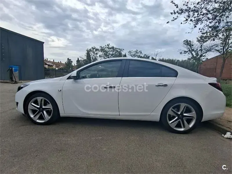 Usado Opel Insignia Sportive 195 CV (143 kW) 2014 Blanco Berlina
